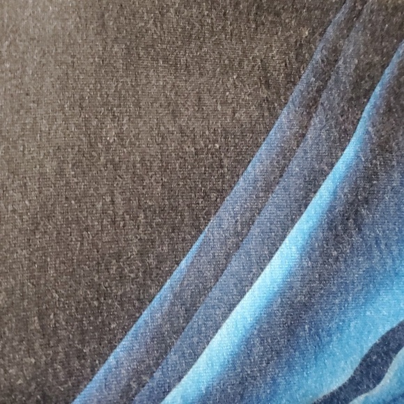 Noracora top women's size medium M US 8 shades of blue on black (I think black) - Picture 10 of 10